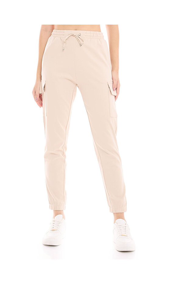 بنطلون رياضي كارجو سادة مع خصر برباط - 2