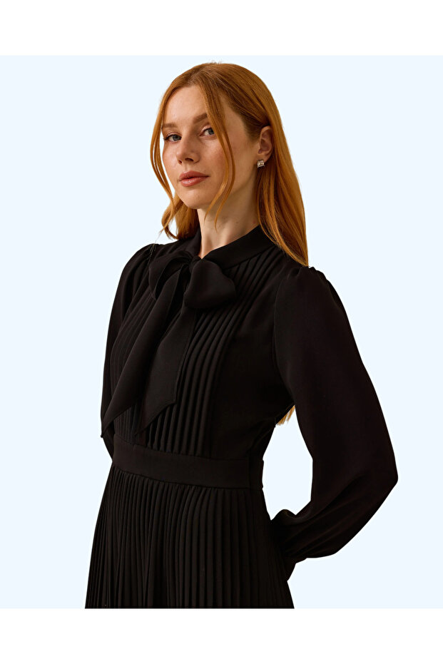 FULAR YAKALI PİLİSELİ ELBİSE - 2