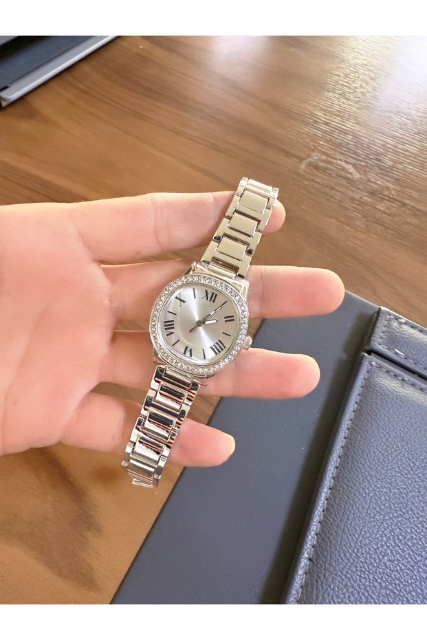 New Model Women's Wristwatch with Zircon Stone Detail and Roman Numerals