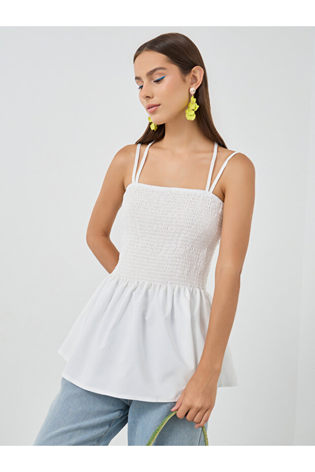 بلوزة سادة بأشرطة وتفاصيل مزخرفة - 1