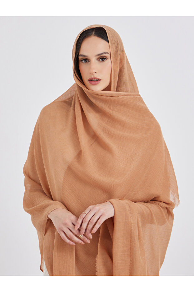 وشاح نسائي بني سادة ذو حافة مهترئة