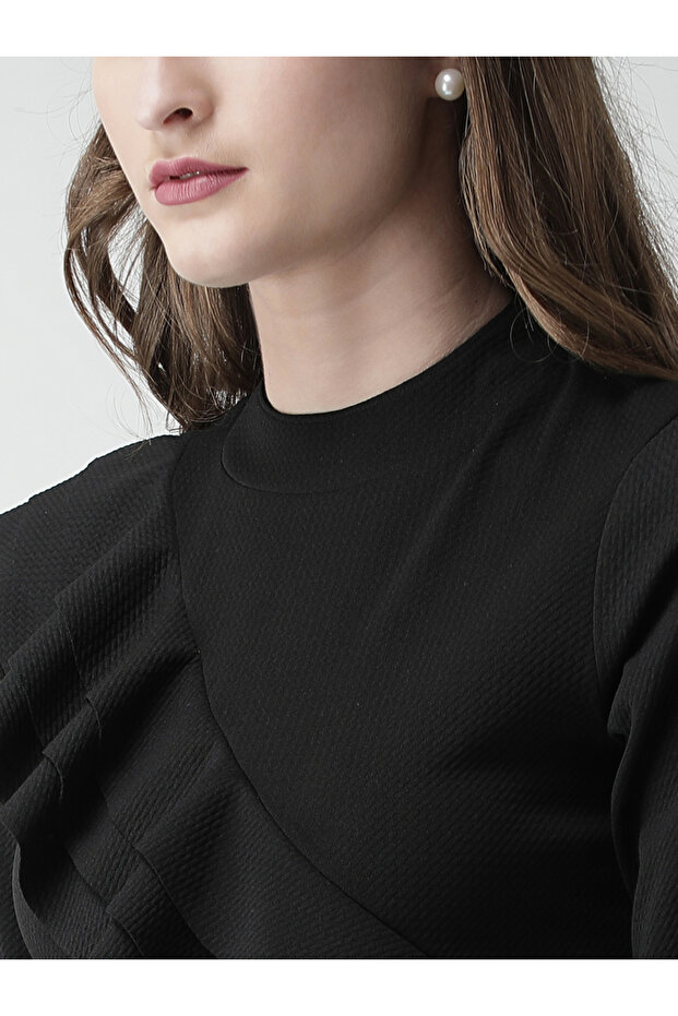 بلوزة سادة ذات تفاصيل كشكشة وحاشية عالية ومنخفضة - 5