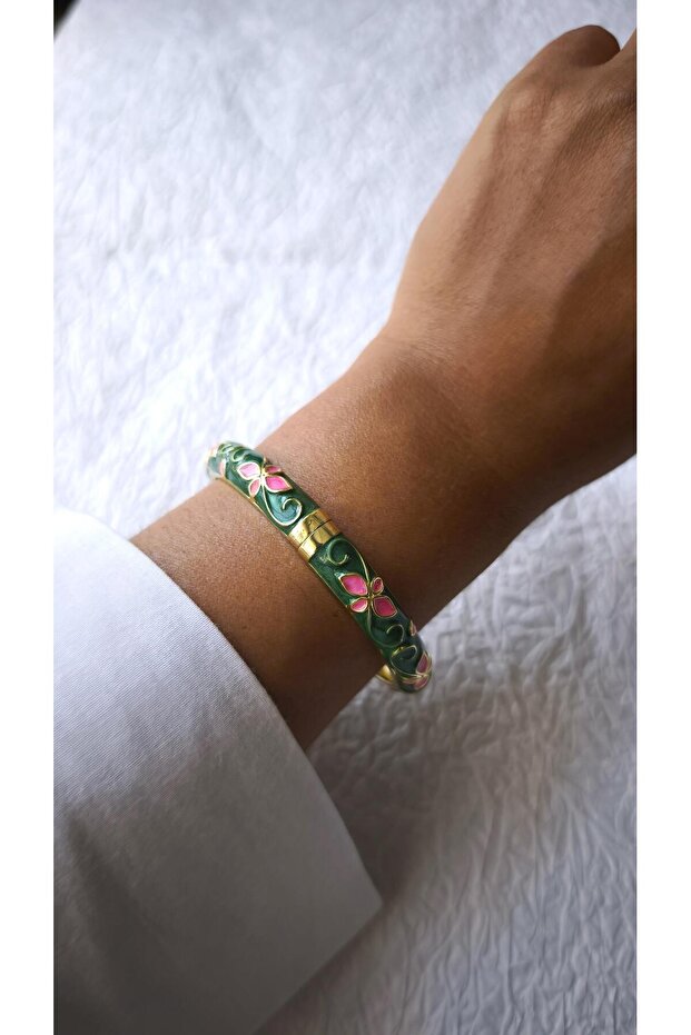 Special Series Flower Figure Handcuff Bracelet on Enamel (Inner Diameter: 6 cm)