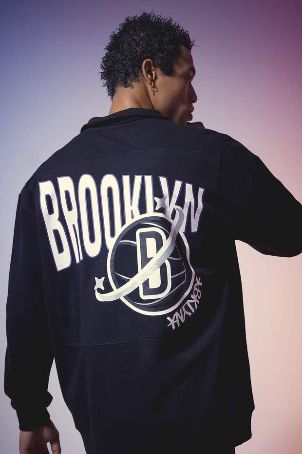 سويت شيرت Fit Nba Brooklyn Nets كبير الحجم بقصة واسعة وسحاب وياقة واقفة وطباعة خلفية B3899ax