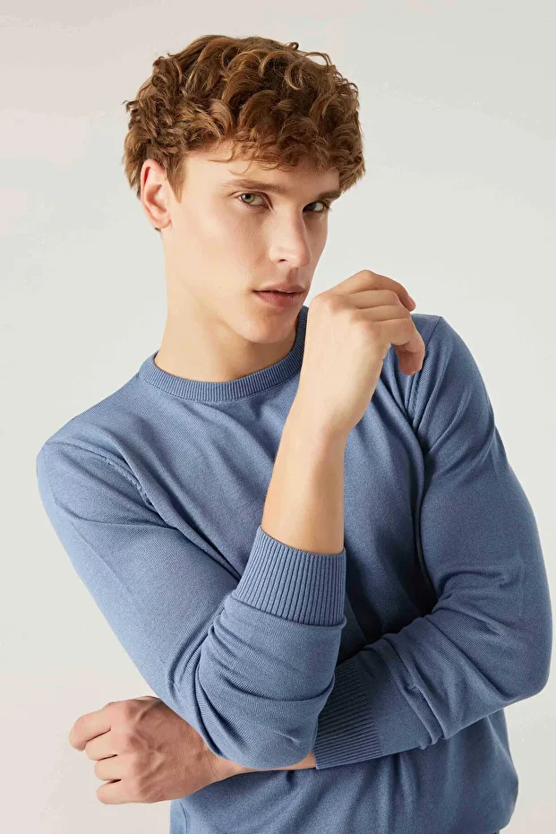 Regular Fit Ciemnoniebieski, niemechacący się sweter z dzianiny z okrągłym dekoltem - 4