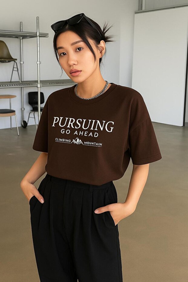 تي شيرت مطبوع كبير الحجم للجنسين من PURSUING