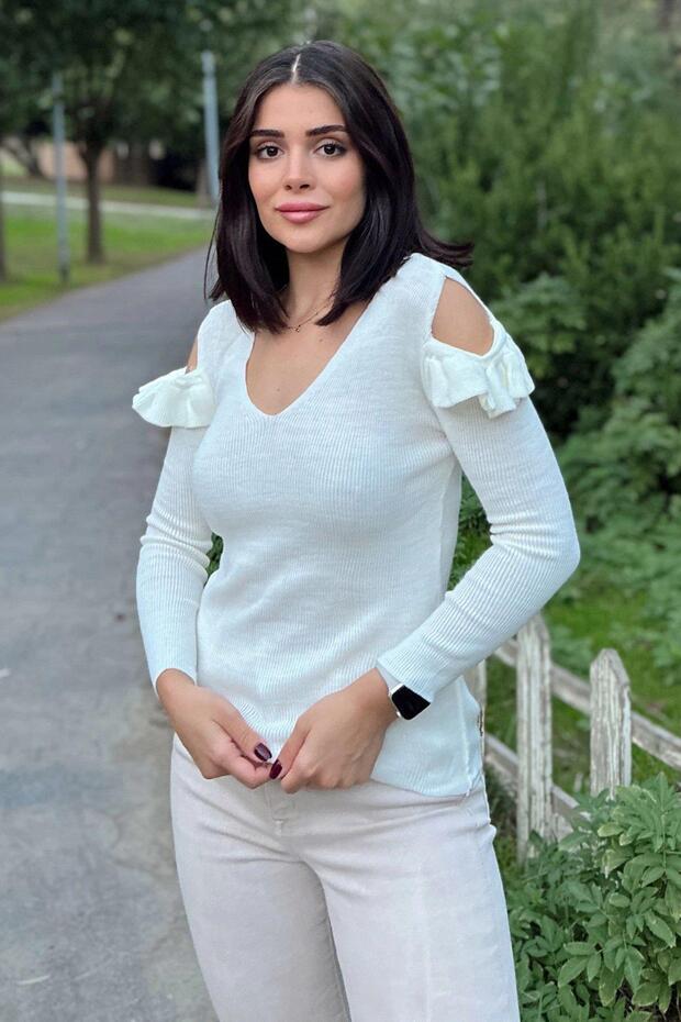 Women's Ecru V-Neck, Long Sleeve, Flexible Fabric Sitting on the Body, Ruffle Detail on the Shoulders, Knitwear Blouse