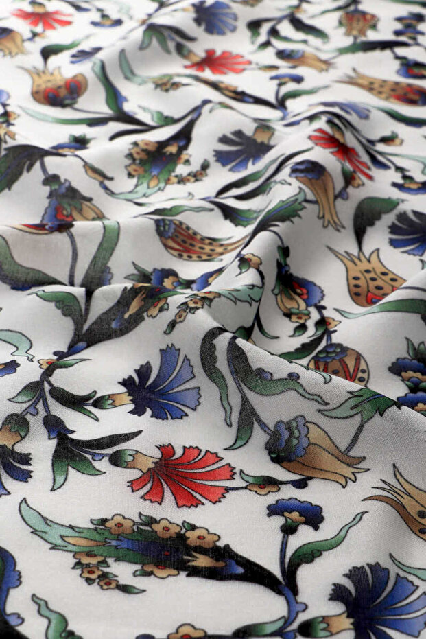 وشاح أحمر ناعم بنمط التوليب - 3