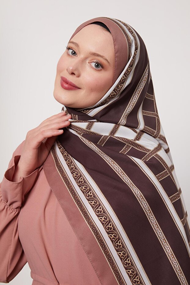 شال الحب بنمط الفويل المخطط باللون البني الفاتح