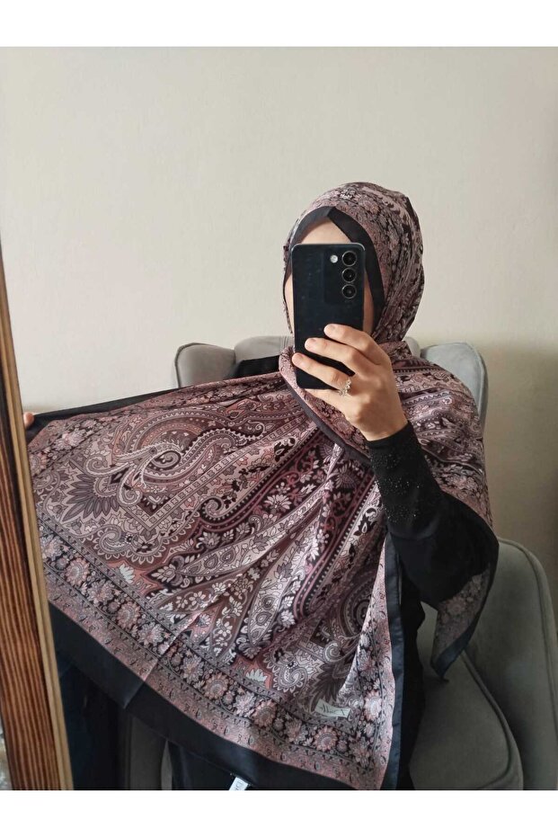شال كلاسيكي بنمط عرقي