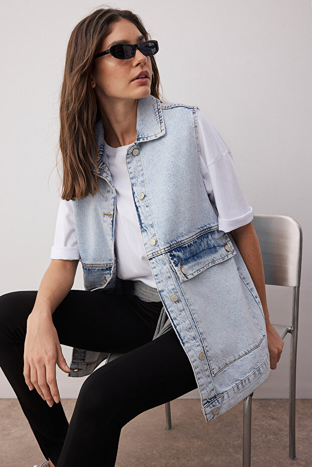 Indigofarbene Jeansweste mit Hemdkragen und Taschendetails aus 100 % Baumwolle TCTAW22CK0006 - 1