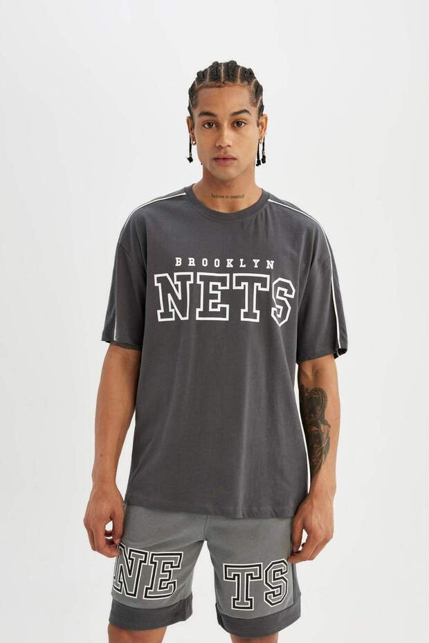 تي شيرت DeFactoFit NBA Brooklyn Nets ذو قصة واسعة وياقة دائرية وأكمام قصيرة B9907AX24SM