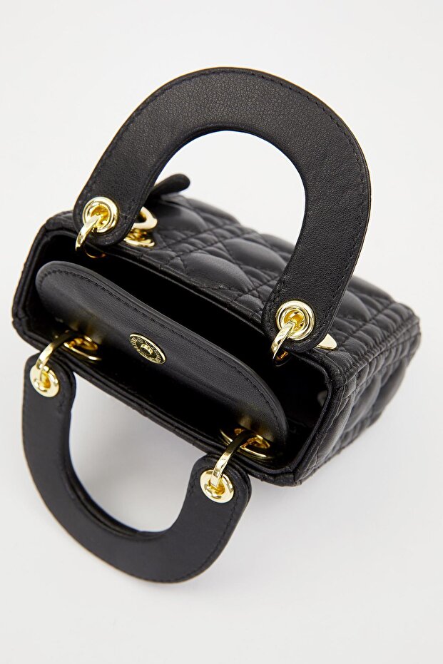 حقيبة يد صغيرة مبطنة باللون الأسود - 3