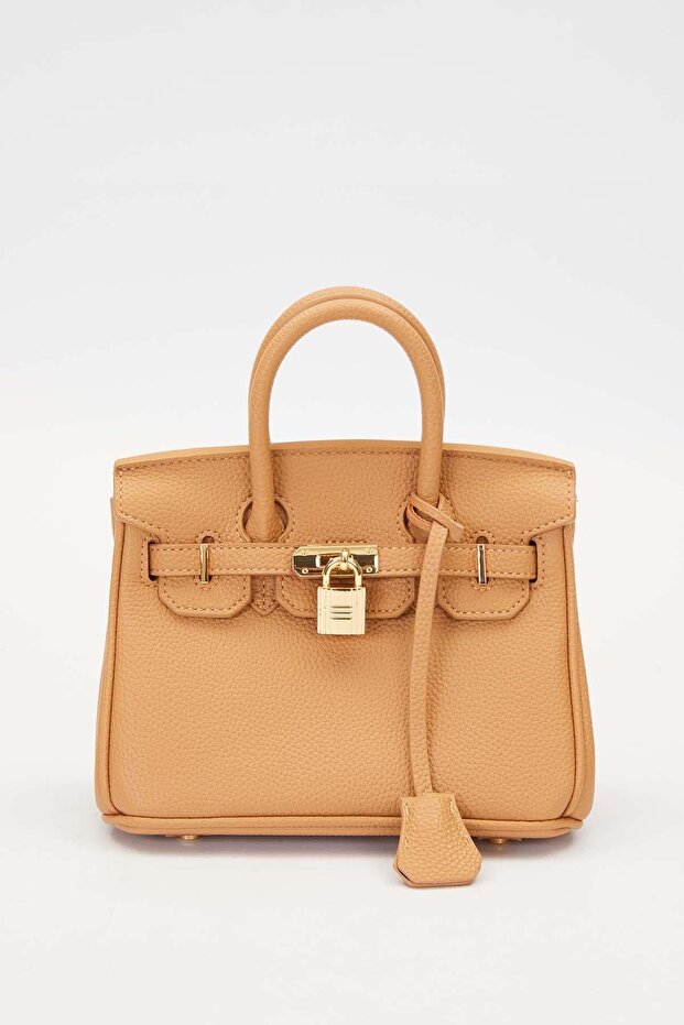 حقيبة يد مربعة مع تفاصيل إكسسوارات الجمل - 1