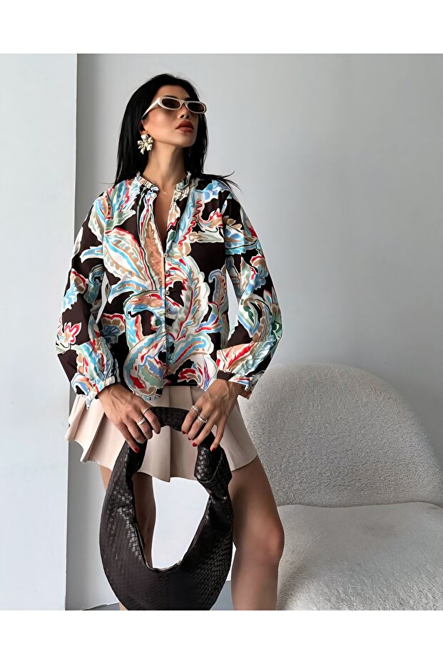 قميص مكشكش بتفاصيل زر نصف مطبوع - 1