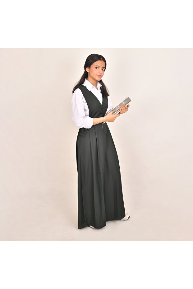 Plain olive apron with a triangular cut at the front and slits on the sides - Medium - 1