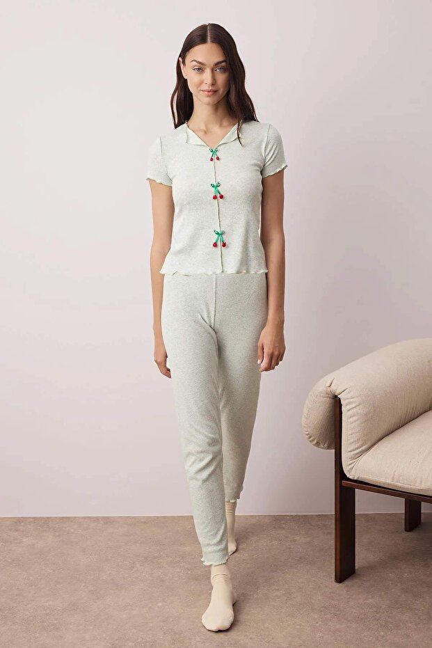Mint Yaka ve Baby Overlok Detaylı Kiraz Aksesuarlı Fitilli Örme Pijama Takımı THMAW26PT00068 - 3