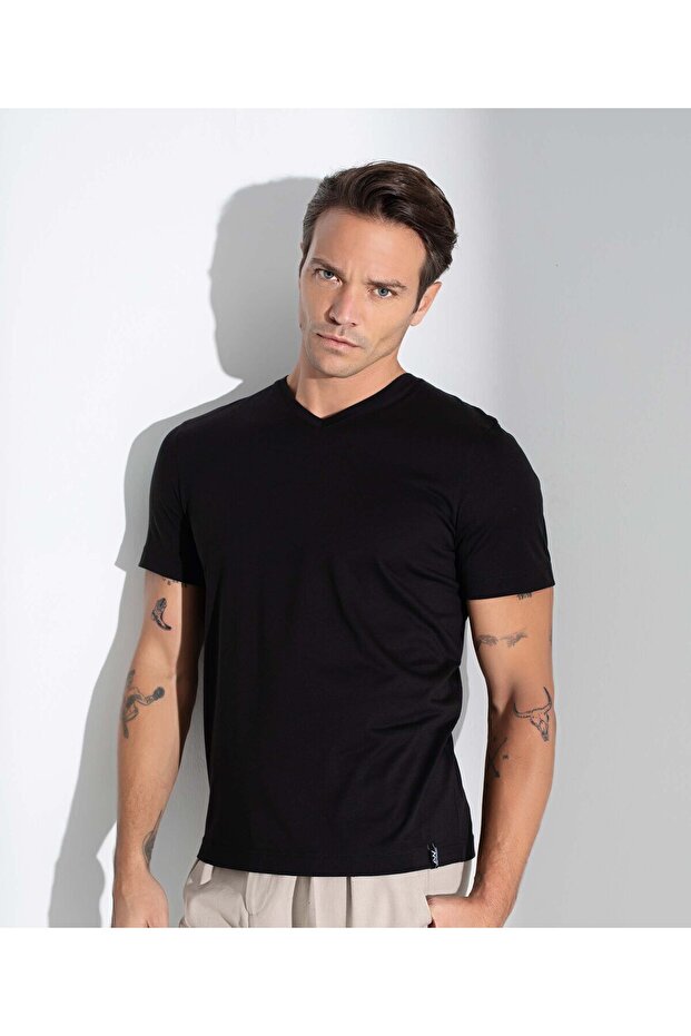 تي شيرت رجالي أساسي برقبة على شكل حرف V - 1