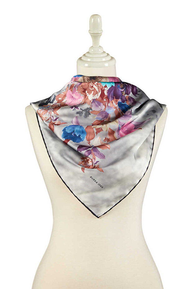 وشاح حريري بنمط باقة رمادية - 2