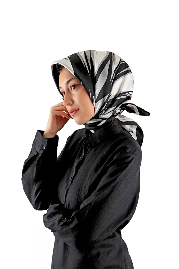 Siyah Nilsu Desen Twill İpek Eşarp - 1