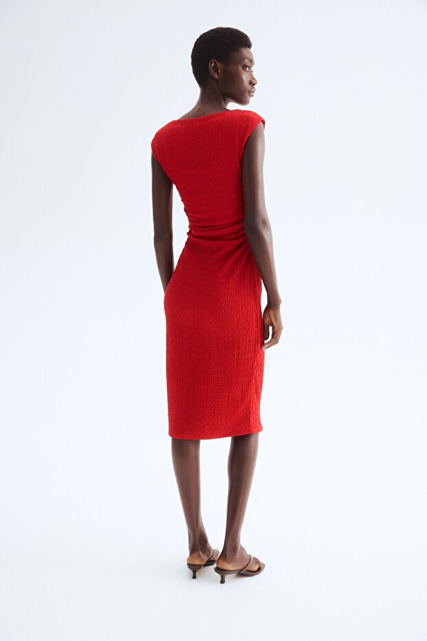 Drapeli Bedene Oturan Elbise - 4