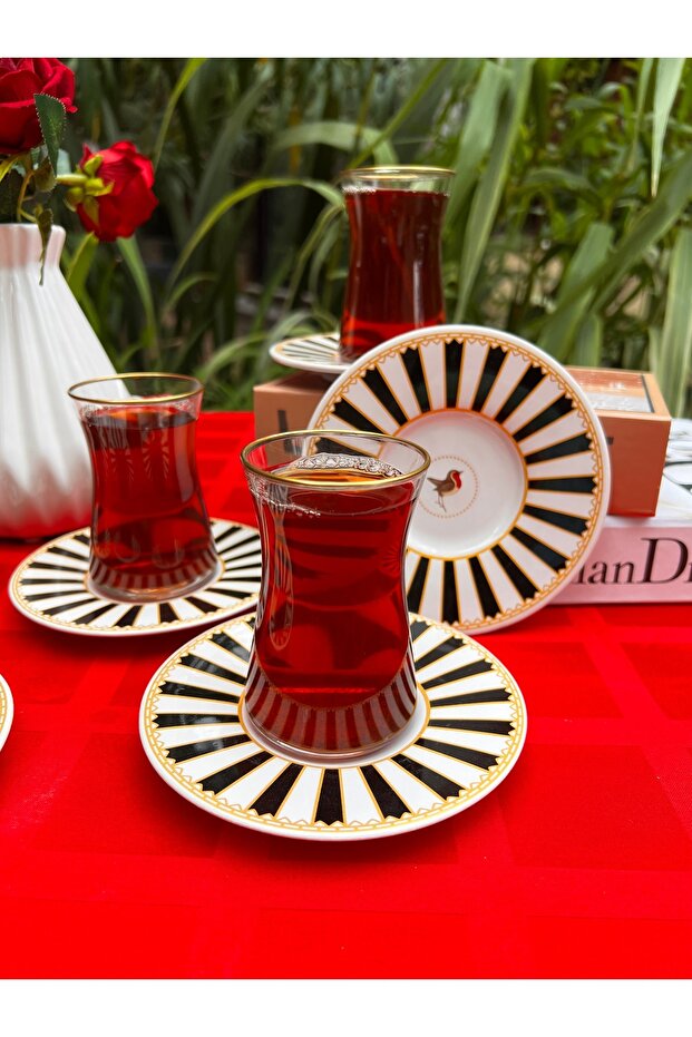 130 ml 6’lı Çay Bardağı ve Desenli Altın Yaldızlı Çay Tabağı Seti - 1