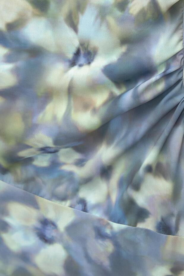 Kısa asimetrik desenli elbise - 7