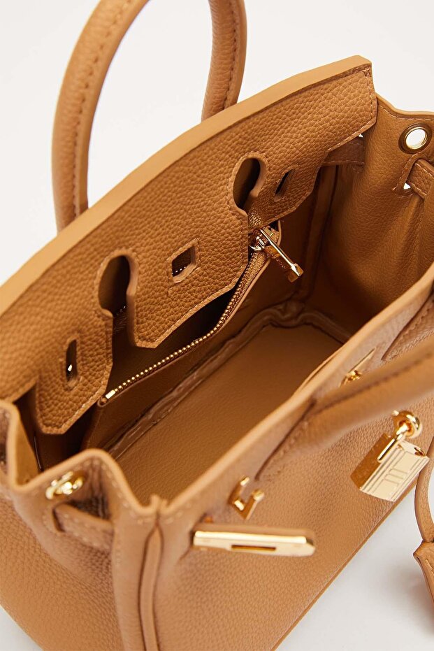 حقيبة يد مربعة مع تفاصيل إكسسوارات الجمل - 3