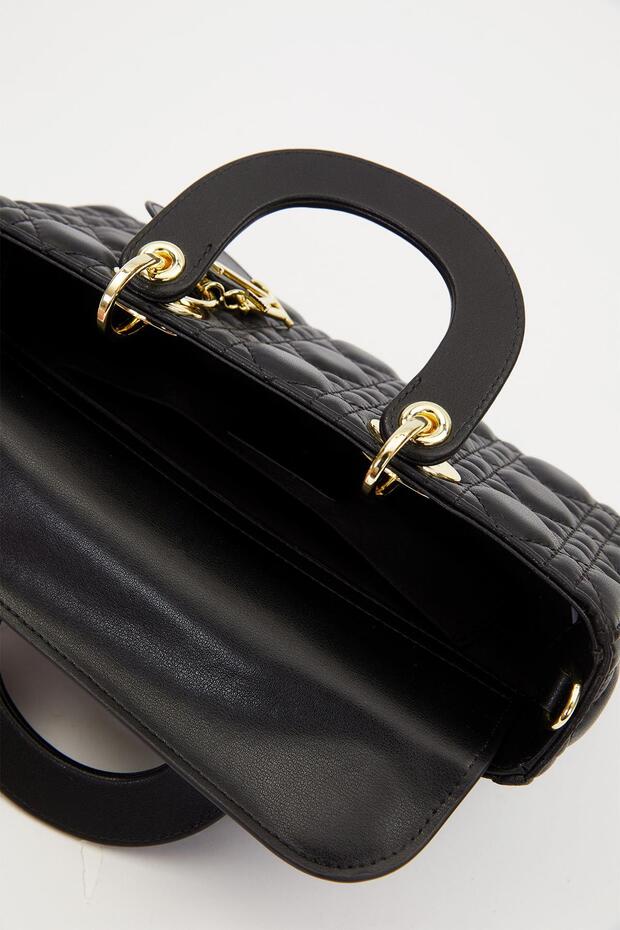 حقيبة يد موديل مستطيلة سوداء مع ملحقاتها - 6