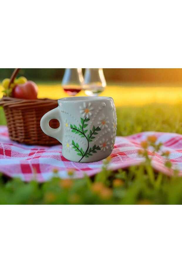 كوب سيراميك مصنوع يدويًا على شكل شبه منحرف - نمط زهرة الأقحوان المنقوش - 1