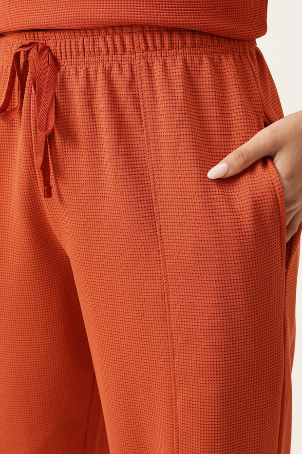 طقم بيجاما وتيشيرت أساسي أنيق باللون الأحمر الطوبي - وافل - 6