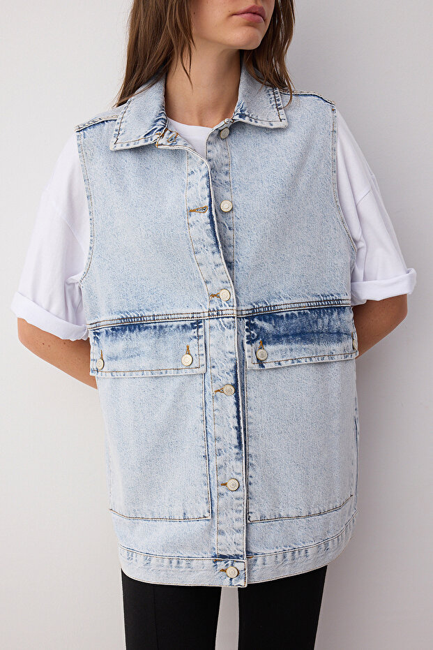 Indigofarbene Jeansweste mit Hemdkragen und Taschendetails aus 100 % Baumwolle TCTAW22CK0006 - 3