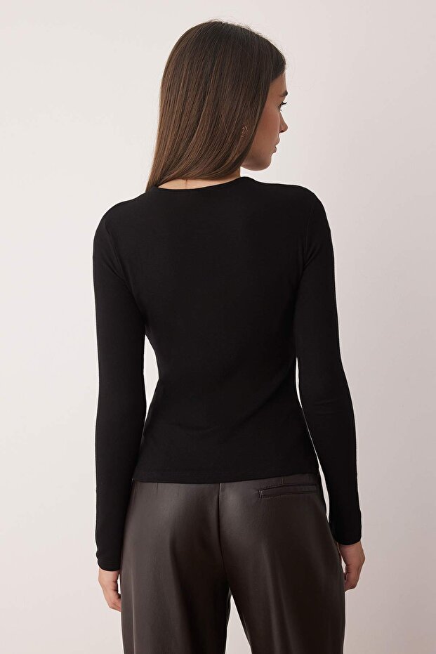 Siyah Cut Out Detaylı Vücuda Oturan Yumuşak Tuşeli Esnek Örme Bluz TWOAW26BZ00126 - 4