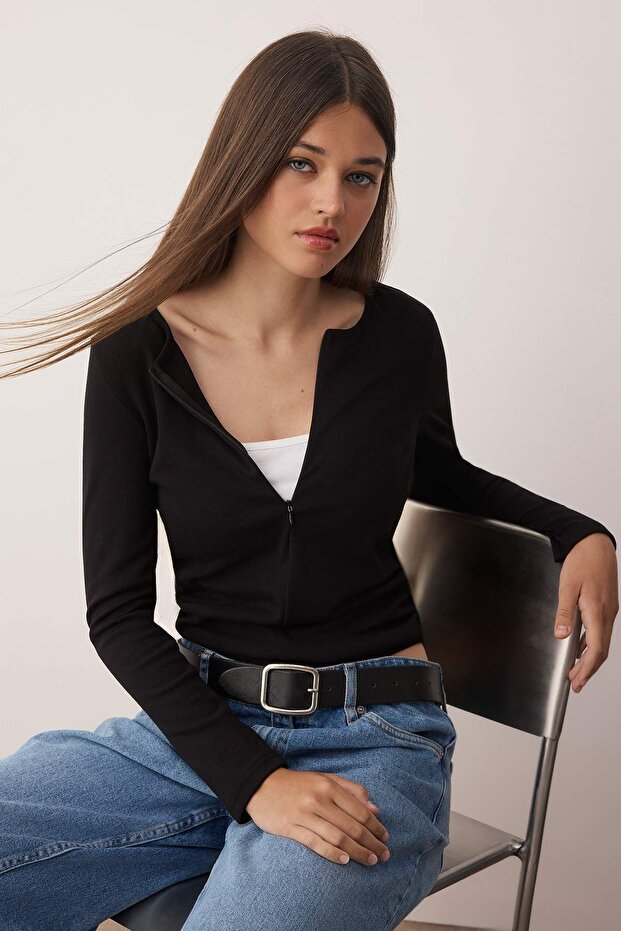 Siyah Fitted/Vücuda Oturan Çift Görünümlü Yarım Fermuarlı Çift Katlı Örme Bluz TWOAW26BZ00031 - 1