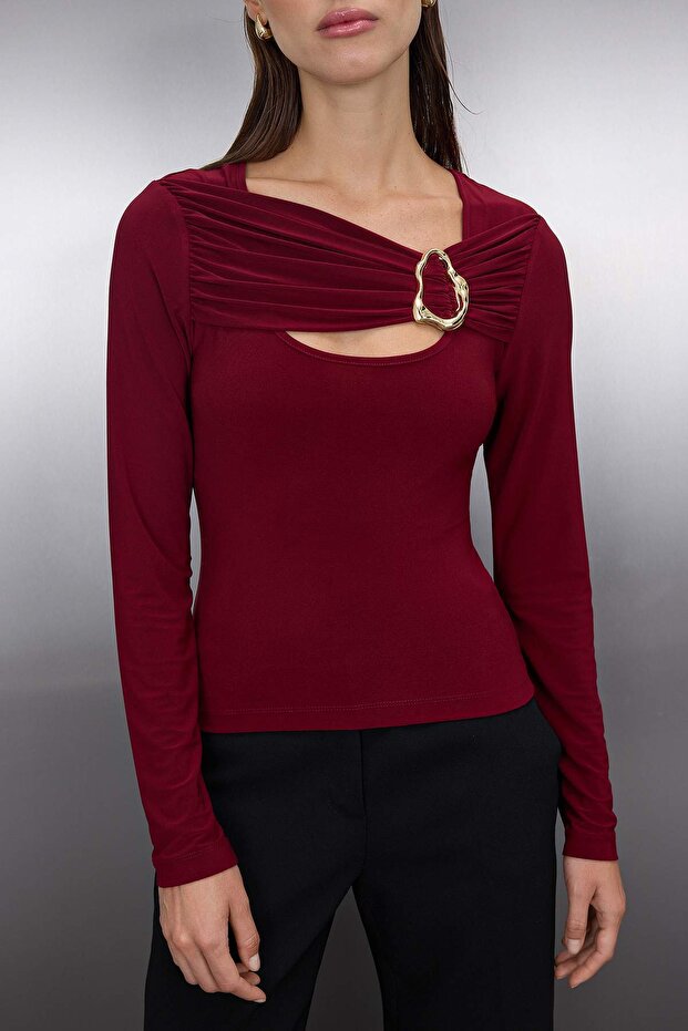 Bordo Aksesuar ve Cut Out Detaylı Vücuda Oturan Esnek Örme Bluz TWOAW26BZ00087 - 3