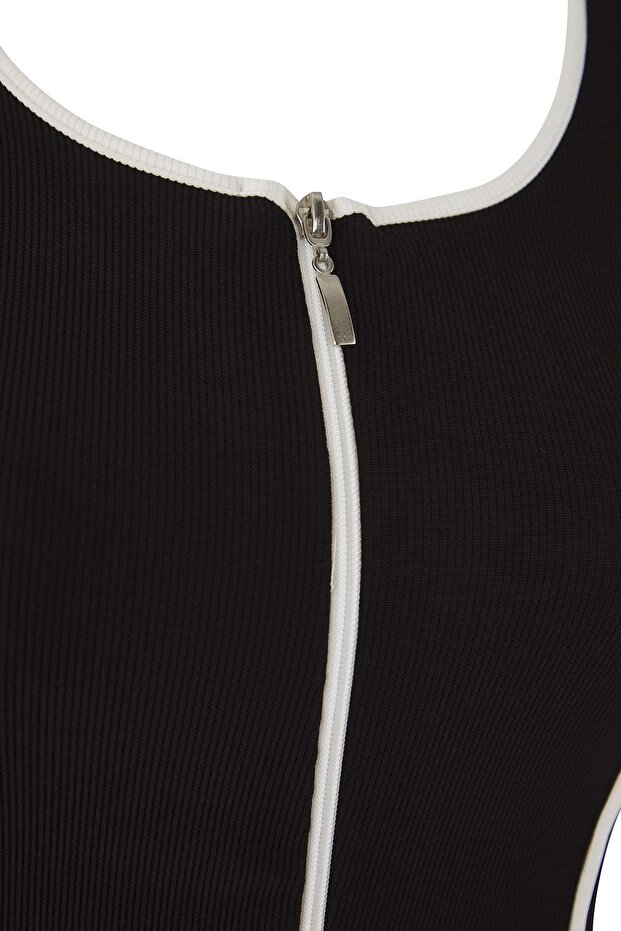 Teen Siyah Kontrast Biye Detaylı Fitted/Vücuda Oturan Fermuarlı Yaka Esnek Örme Bluz TBBAW26AF00041 - 6