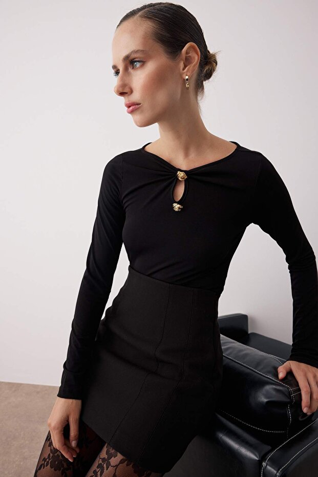 Siyah Gold Aksesuar Detaylı Kayık Yaka Örme Body TPRAW26BD00014 - 3