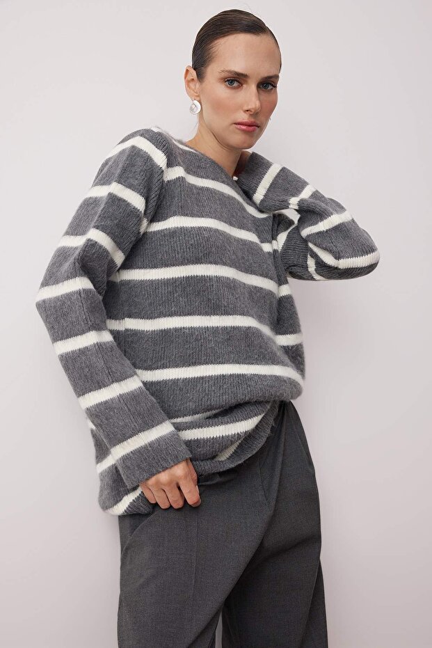 Antracytowy sweter z prążkami i meszkiem TCTAW26AK00004 - 2