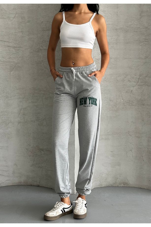 RAHAT KALIP PAÇA LASTİKLİ CEPLİ YEŞİL NEW YORK BASKILI JOGGER ALT EŞOFMAN - 1