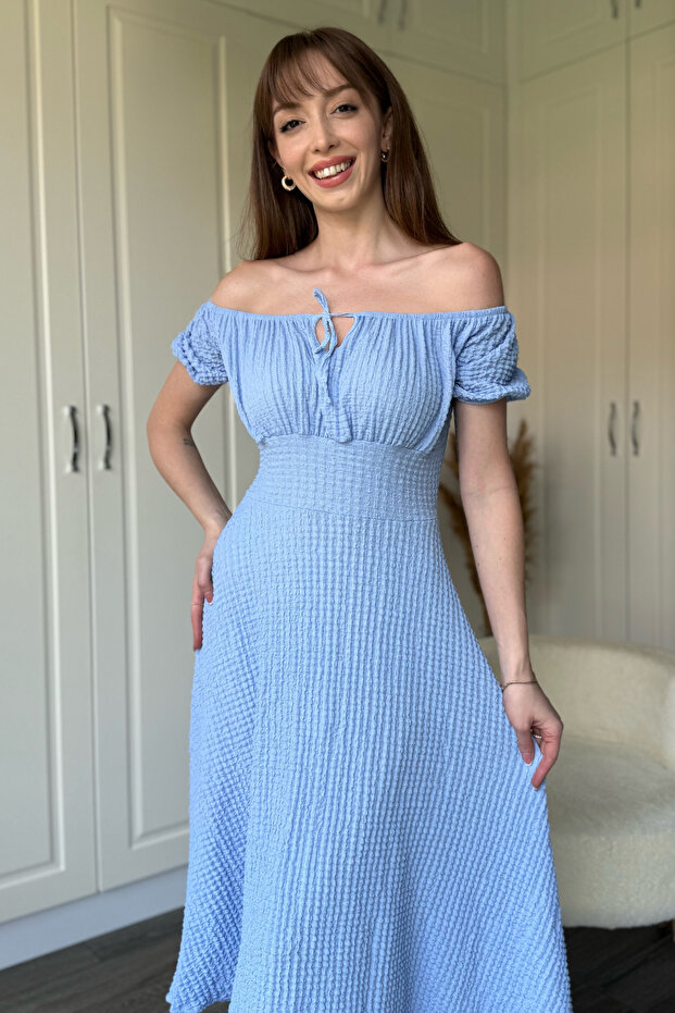 Omuzları Açık Gofre Kumaş Midi Mavi Elbise - 1