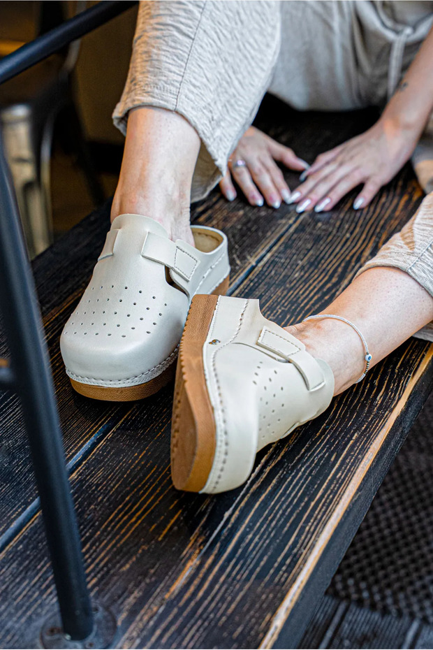 3091 Cream Solid Color Perforated Anatomical Slippers