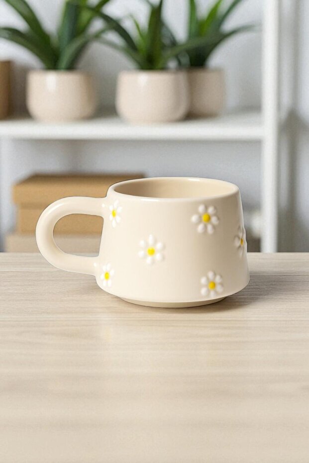 كوب فخاري مصنوع يدويًا منقوش عليه زهرة الأقحوان - 2