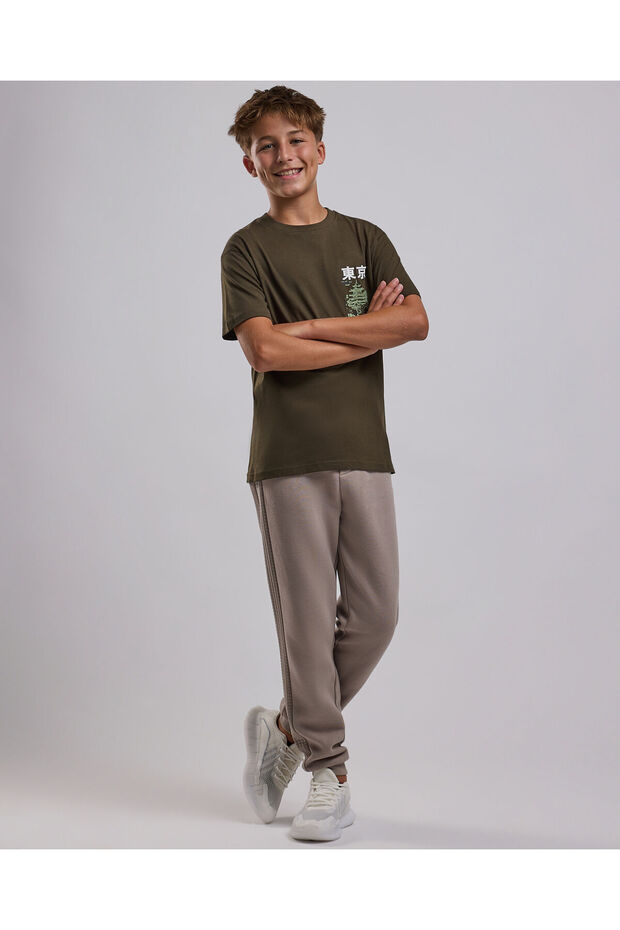 تي شيرت مطبوع برقبة دائرية وأكمام قصيرة