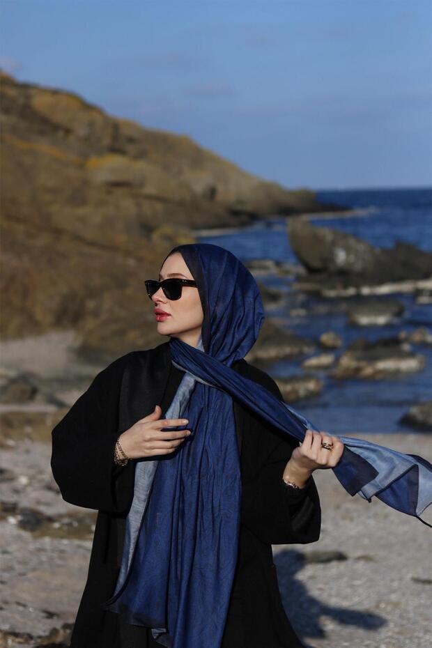 شال سوميرا يلماز من القطن نيلا ميستراي باللون الأزرق الداكن