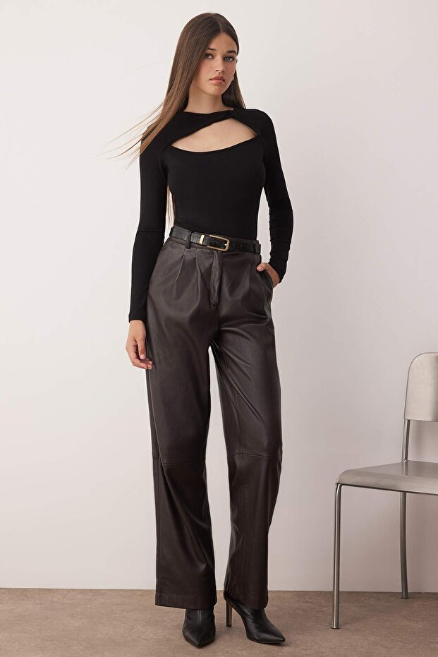 Siyah Cut Out Detaylı Vücuda Oturan Yumuşak Tuşeli Esnek Örme Bluz TWOAW26BZ00126 - 1