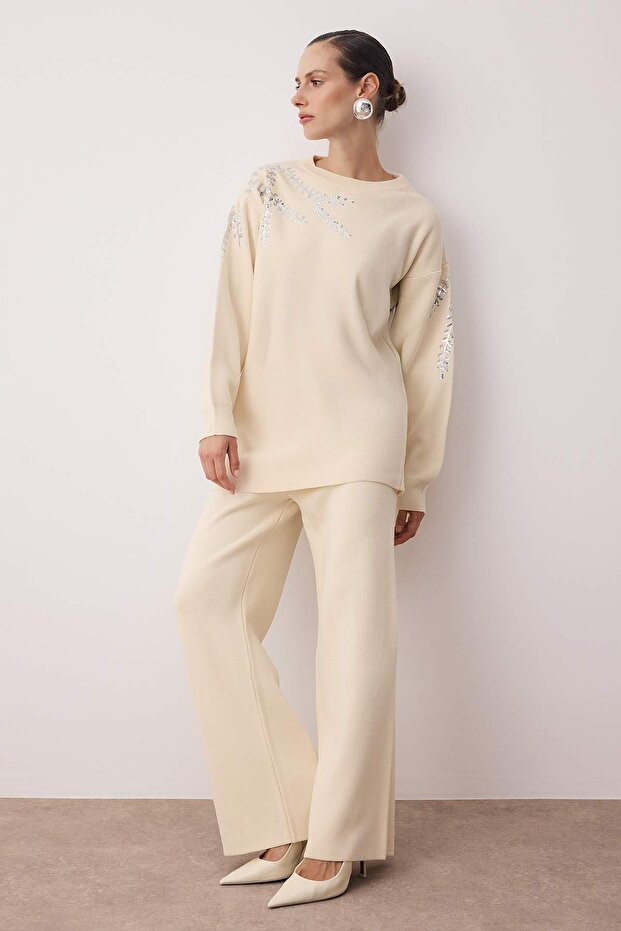 Komplet dzianinowy z haftowanymi cekinami i górą i dołem z norek TCTAW25US00090 - 1