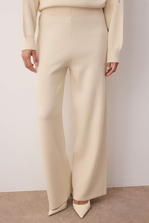 Komplet dzianinowy z haftowanymi cekinami i górą i dołem z norek TCTAW25US00090 - 3