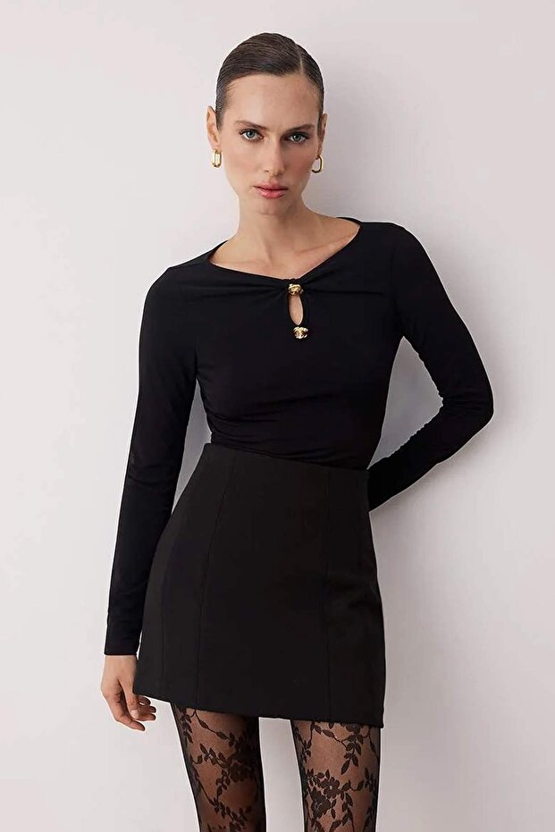 Siyah Gold Aksesuar Detaylı Kayık Yaka Örme Body TPRAW26BD00014 - 2