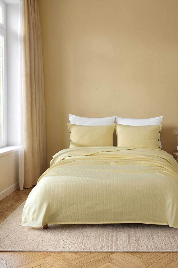 Bedspread Set with 2 Pillows and Button Detail - 1