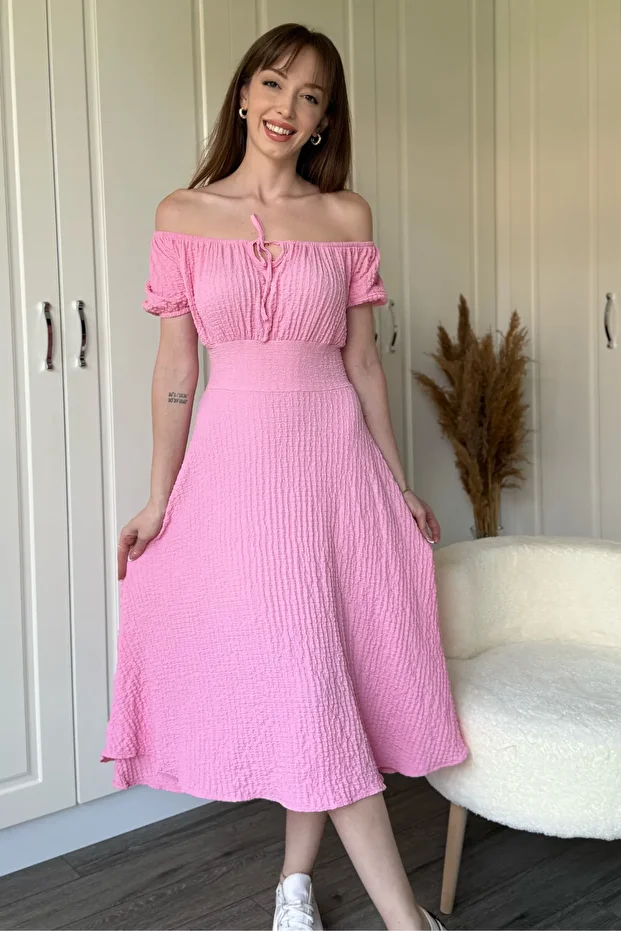 Omuzları Açık Gofre Kumaş Midi Pembe Elbise - 5